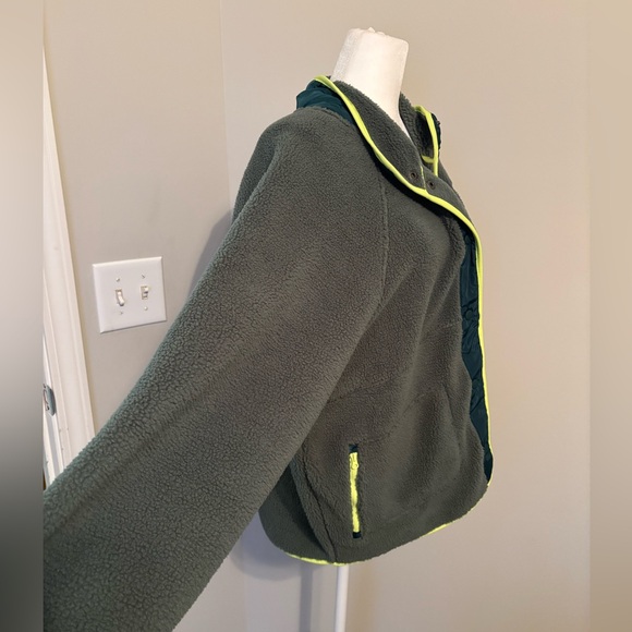 🆕 PUMA Sherpa Fleece Jacket W/ Woven Pocket - Picture 3 of 6